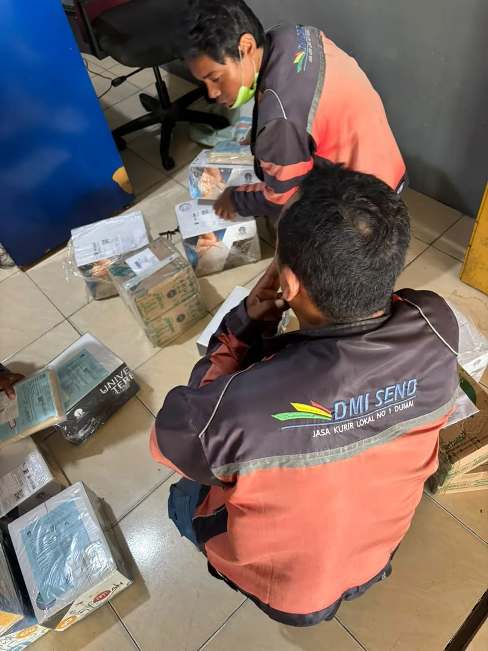 Kurir Dumai Send menangani paket