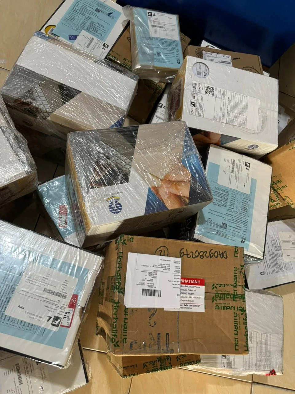 Kumpulan paket pelanggan siap dikirim