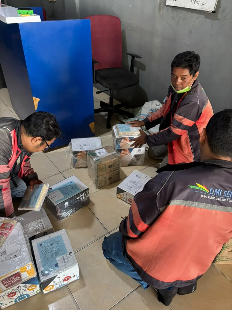 Aktivitas tim Dumai Send di kantor