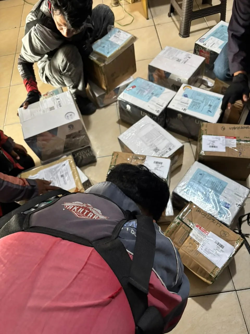 Proses sortir paket Dumai Send